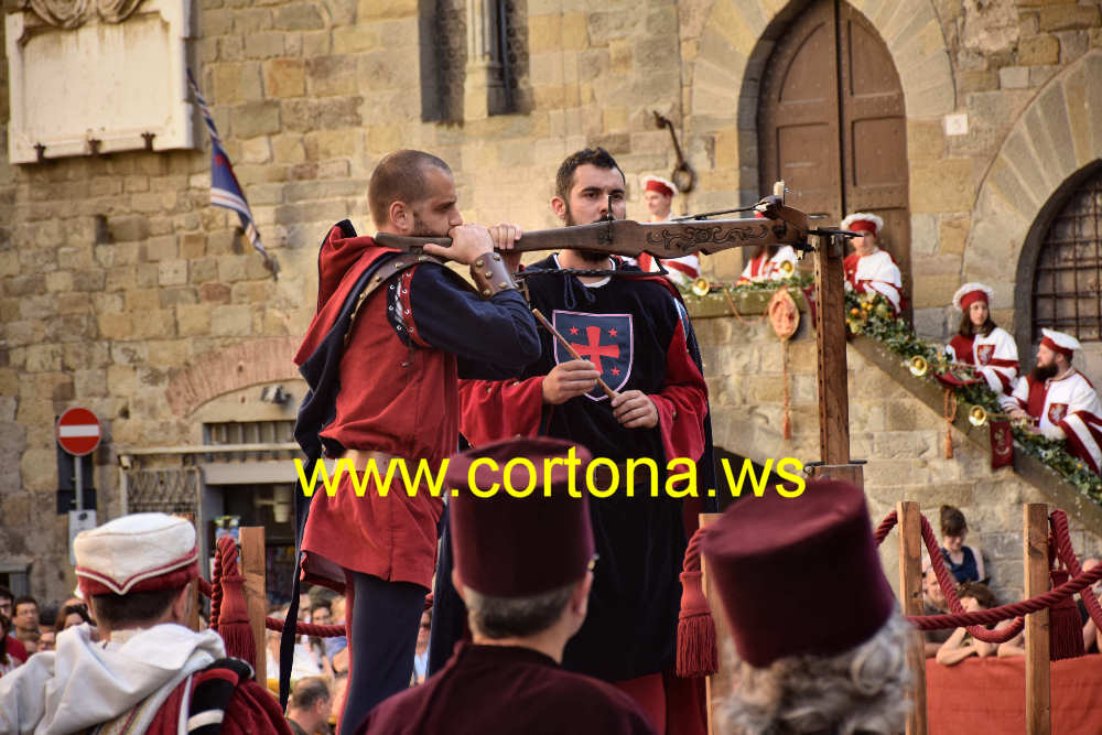 Santa Maria dai colori rosso e blu