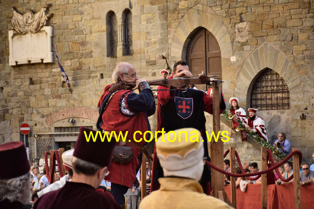 Santa Maria dai colori rosso e blu