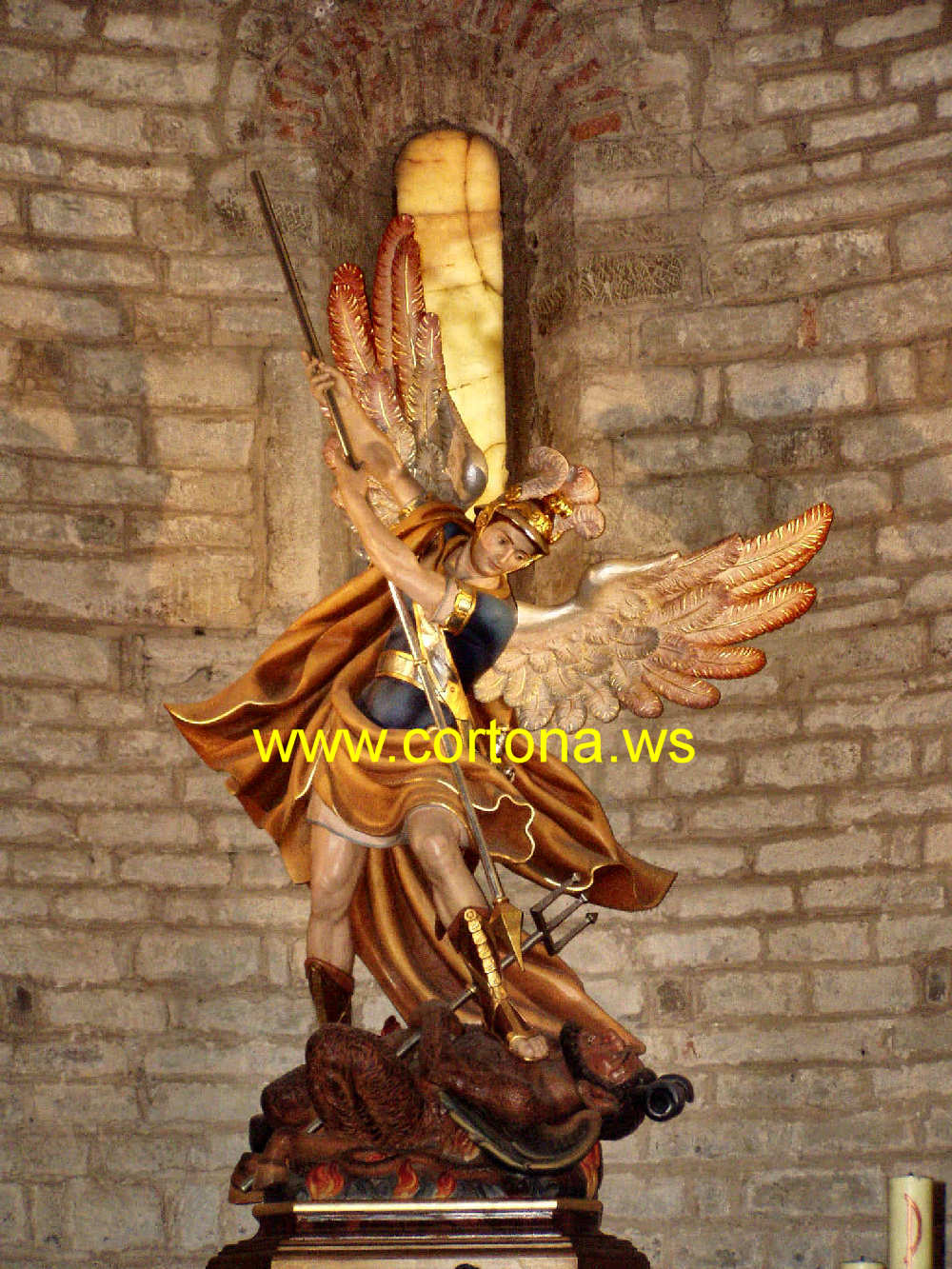 la bellissima statua di San Michele Arcangelo